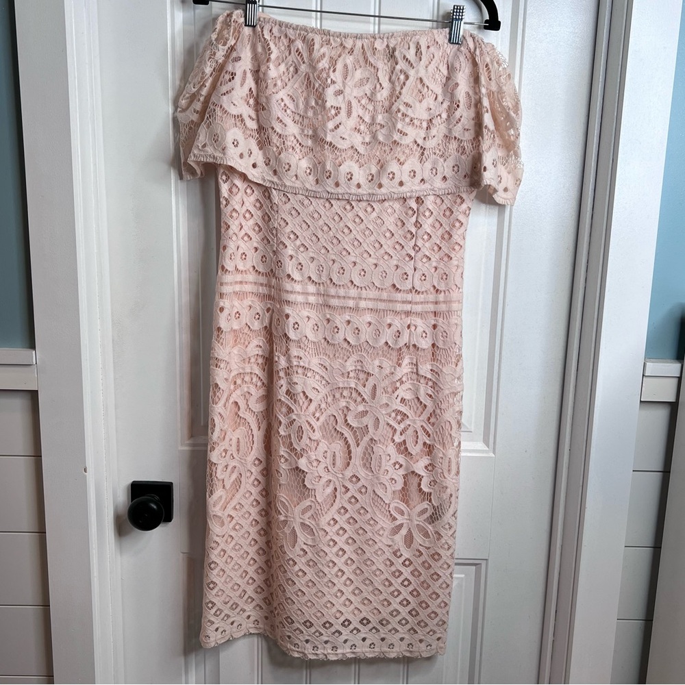 Sharagano Women’s Blush Off-Shoulder‎ Fitted Lace Midi Dress. Size 8.